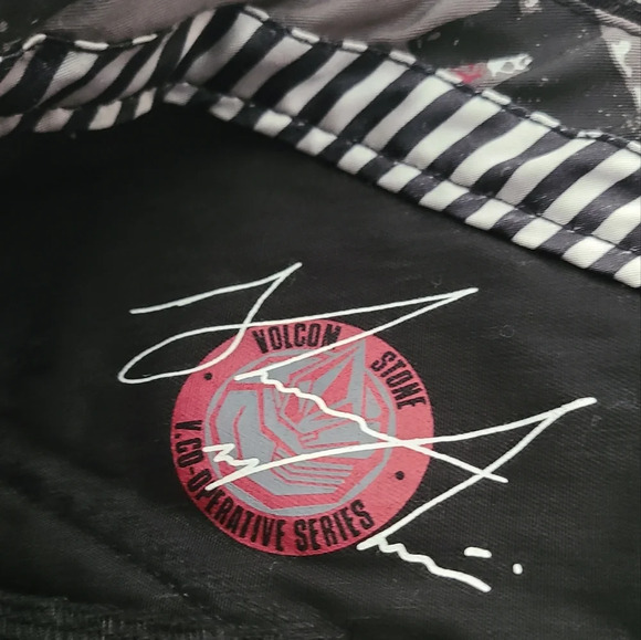 Volcom mens shorts sz.36  black/white striped - Picture 10 of 14